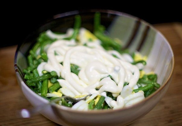 Салат из зеленой фасоли с яйцами.