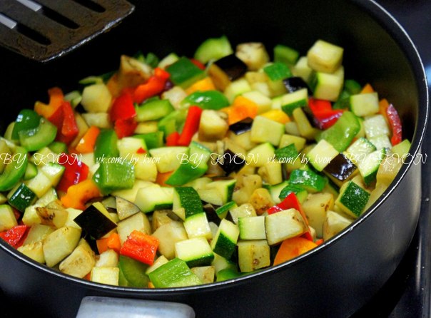 Гречневая лапша SOBA с овощами в соусе «Тонкацу»