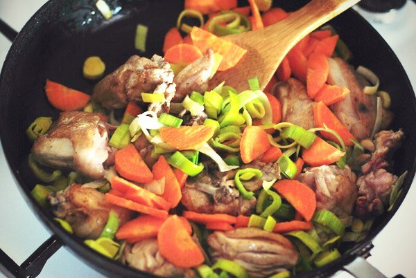 Курица с грибами и томатами под винным соусом 