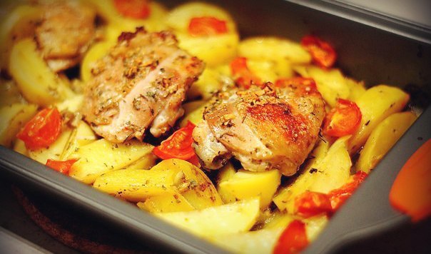 Курица маринованная в кефире, запечёная с картофелем с травами и чесноком.