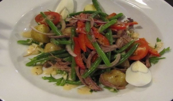 В преддверии Октоберфеста - 2012 рестораны «БирШтрассе» предлагают Вашему вниманию оригинальный рецепт салата, который придется по вкусу всем любителям сочетания мяса и овощей 
