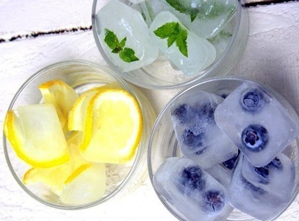 Лед для напитков с цветами и фруктами.