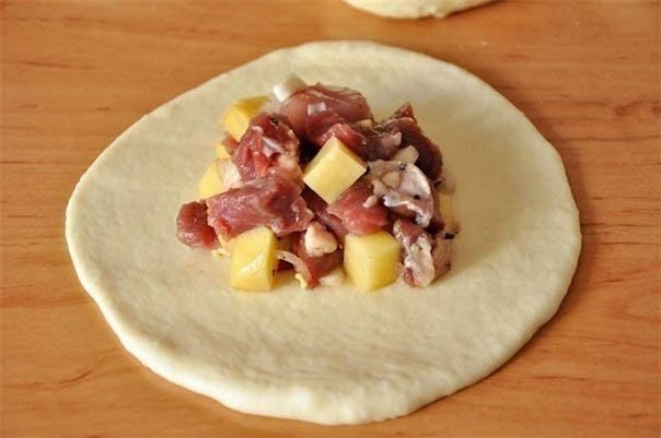 Как приготовить эчпочмак (треугольные пироги с картошкой и мясом) 