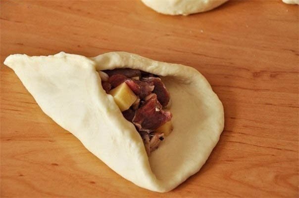 Как приготовить эчпочмак (треугольные пироги с картошкой и мясом) 