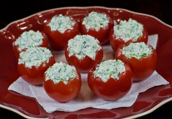 Помидоры, фаршированные мягким сыром.