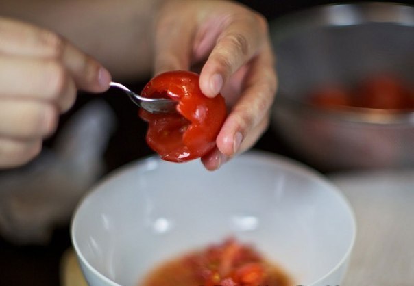 Помидоры, фаршированные мягким сыром.