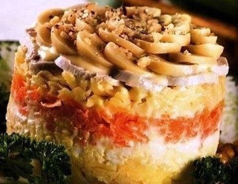 Салат "Курочка с орешками"