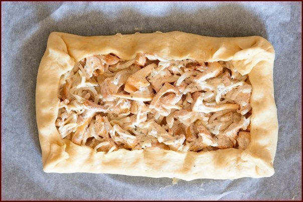 Пирог с грибами, сметаной и сыром